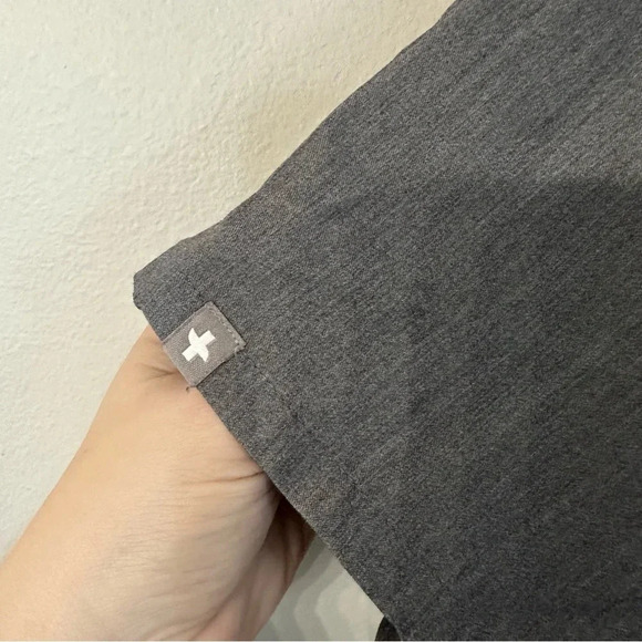 FIGS Women’s Graphite Short Sleeve V-Neck Casma Three Pocket Scrub Top Sz XL GUC - Picture 5 of 7